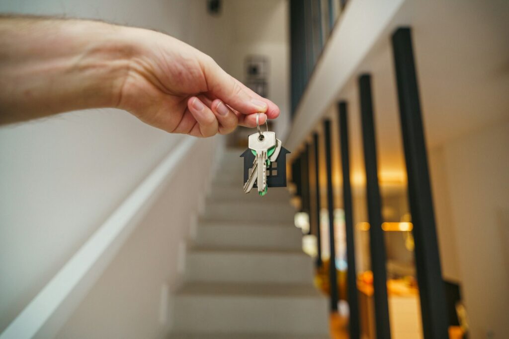 Hand holding house keys – first-time homebuyer programs in Pennsylvania
