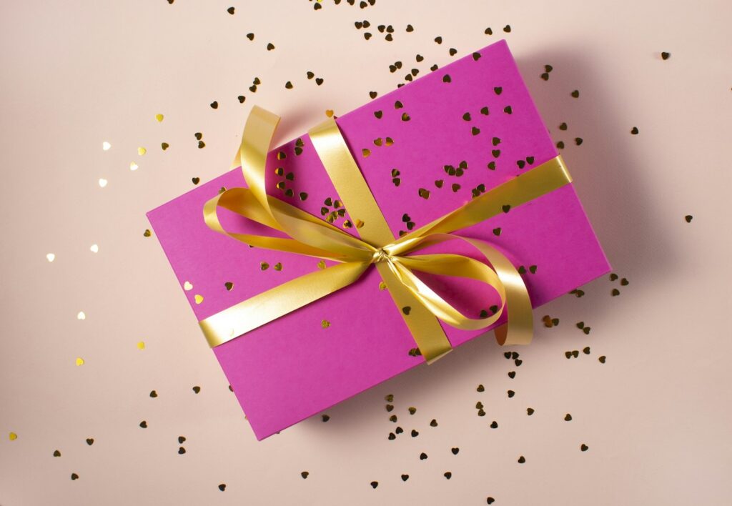 Wrapped gift box – gift cards and prepaid cards vs. building credit